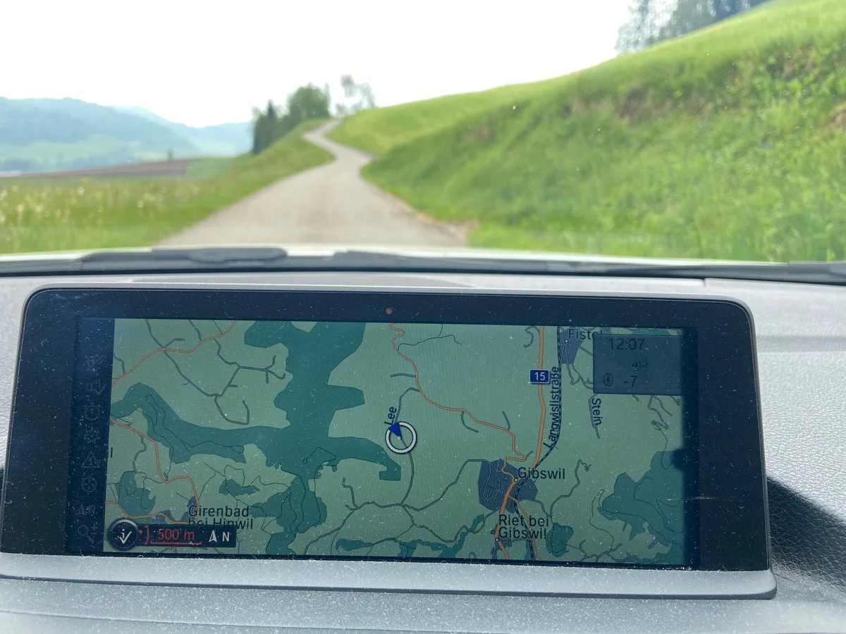 Unterwegs auf der Leestrasse vom Restaurant Berg aus nach Gibswil. Ein Navigationsgerät und darauf ein Weg.
